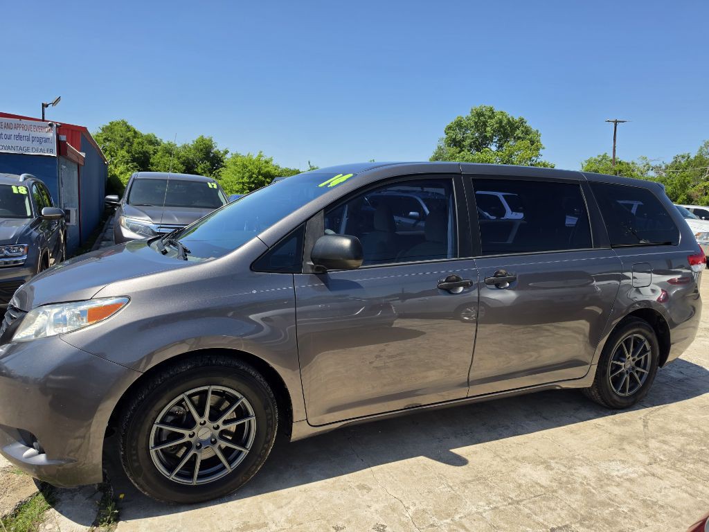 2014 Toyota Sienna Image 27