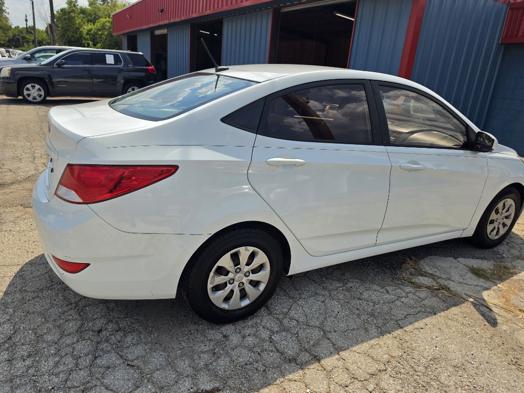 2016 Hyundai Accent Image 9