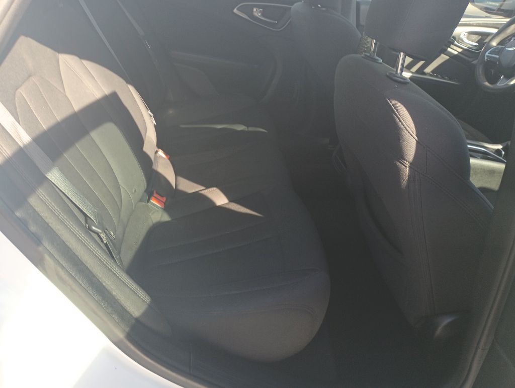 2015 Chrysler 200 Image 9