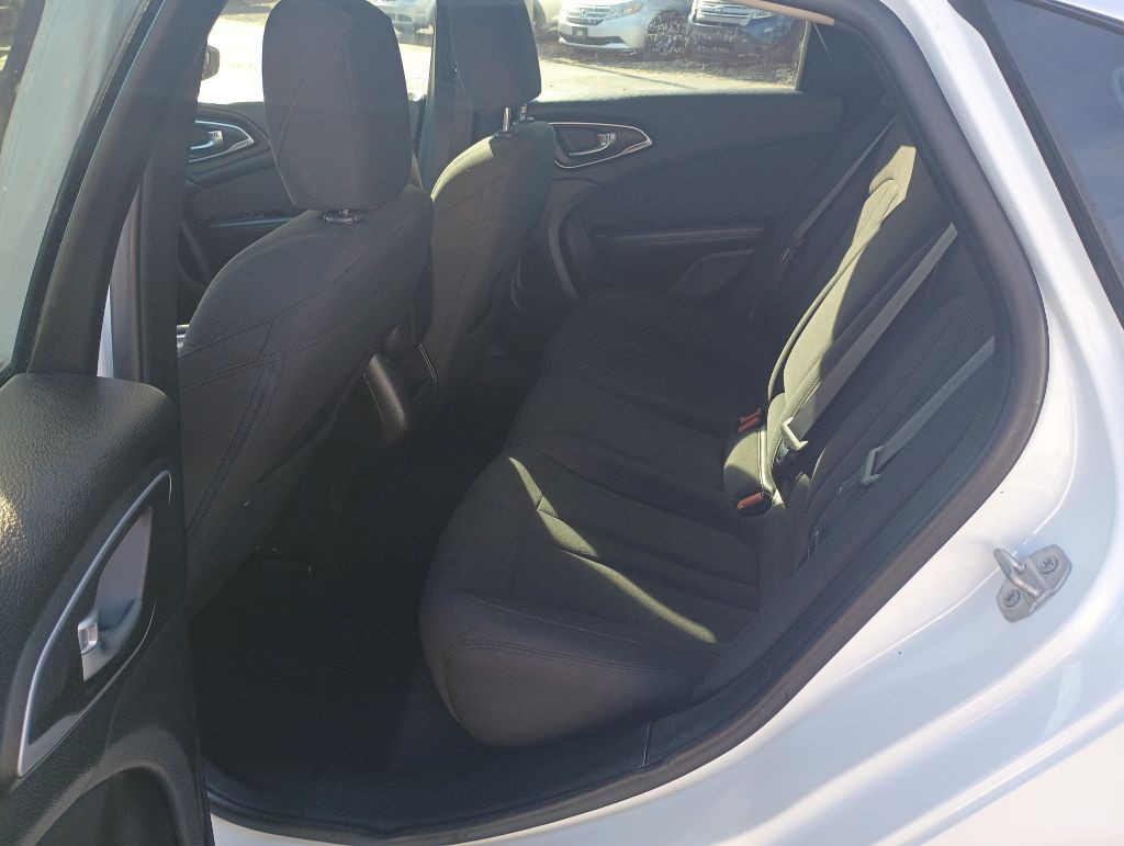 2015 Chrysler 200 Image 11