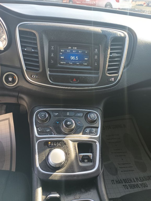 2015 Chrysler 200 Image 14