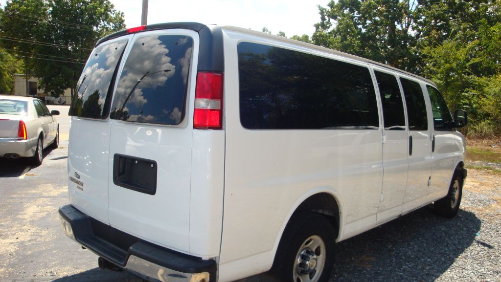 2015 Chevrolet Express Image 2