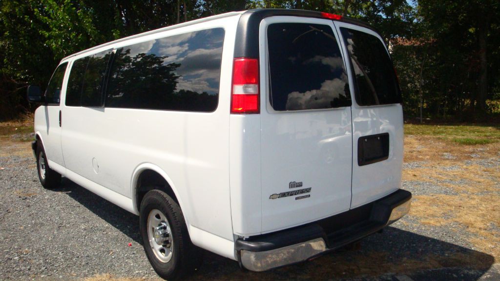 2015 Chevrolet Express Image 3
