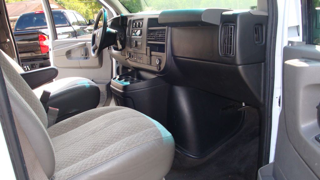 2015 Chevrolet Express Image 19
