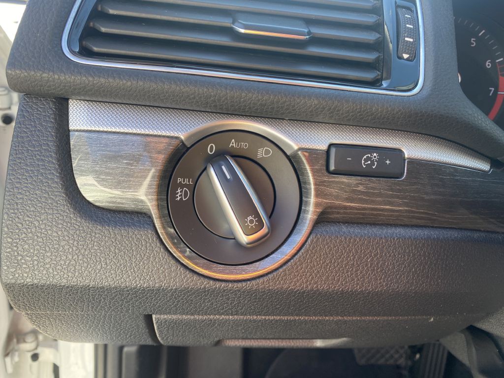 2017 Volkswagen Passat Image 9