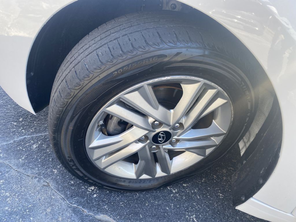 2020 Hyundai Elantra Image 7