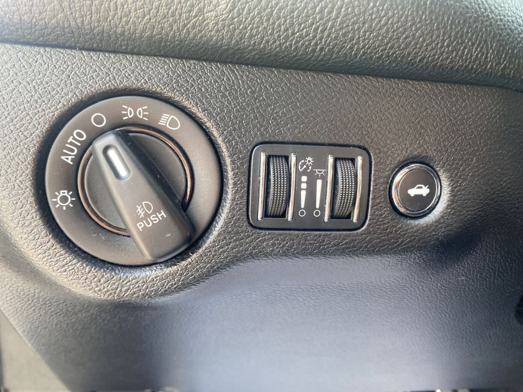 2016 Dodge Challenger Image 7
