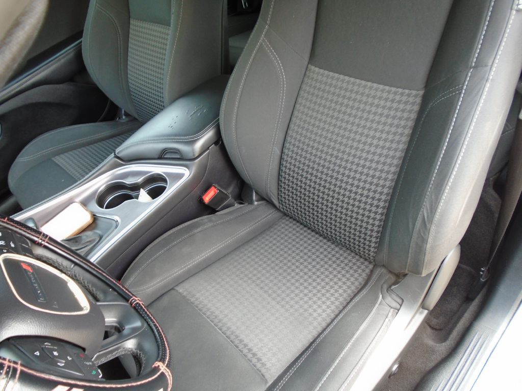 2016 Dodge Challenger Image 10