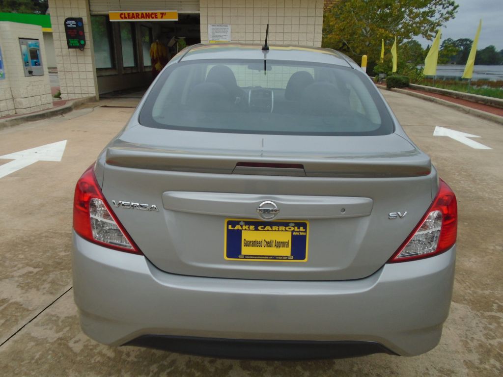 2017 Nissan Versa Image 2