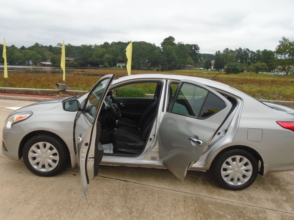 2017 Nissan Versa Image 3