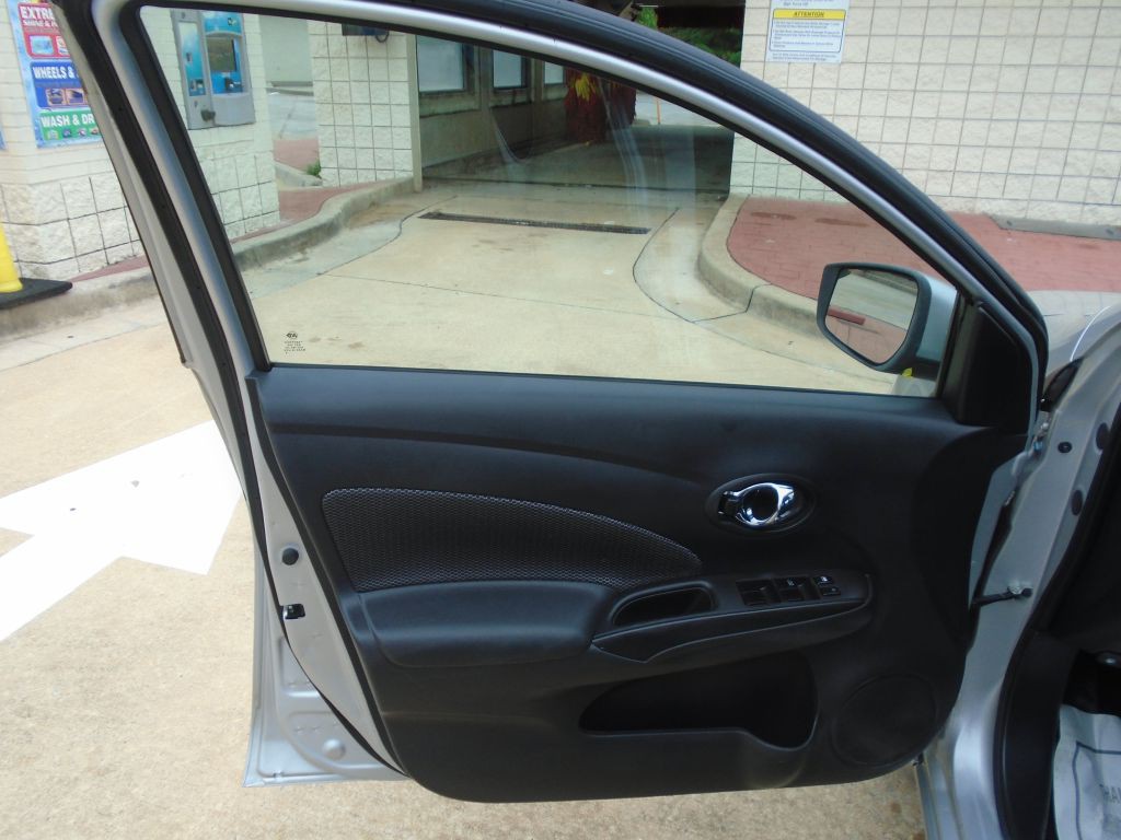 2017 Nissan Versa Image 5
