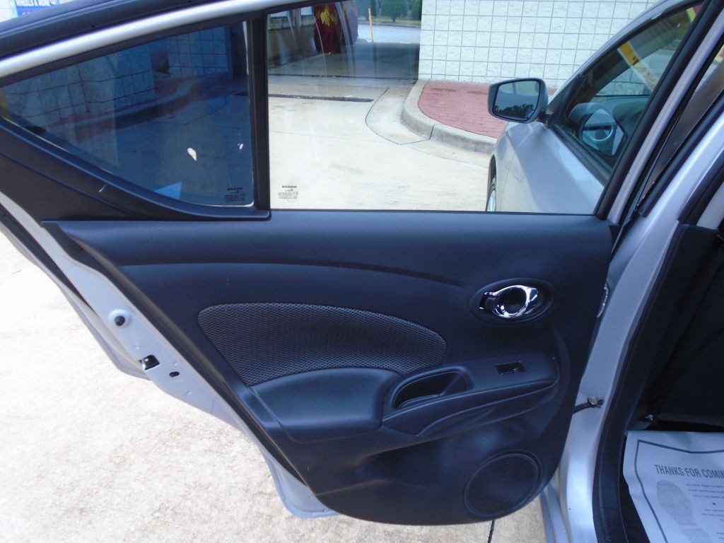 2017 Nissan Versa Image 6