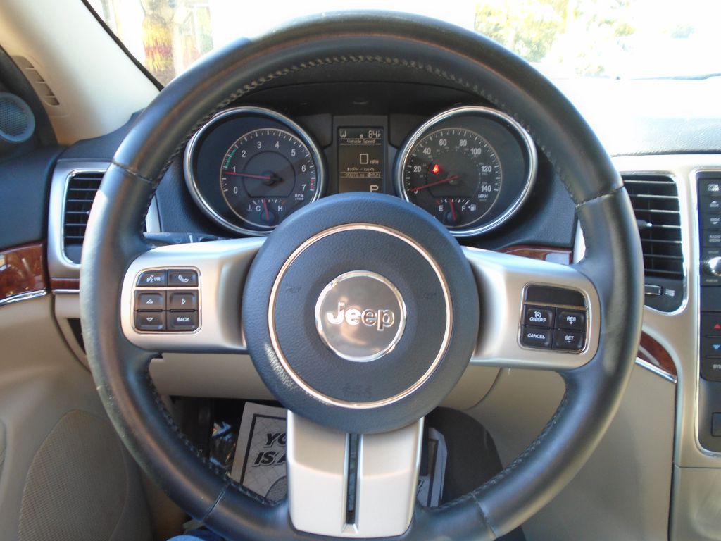 2011 Jeep Grand Cherokee Image 18