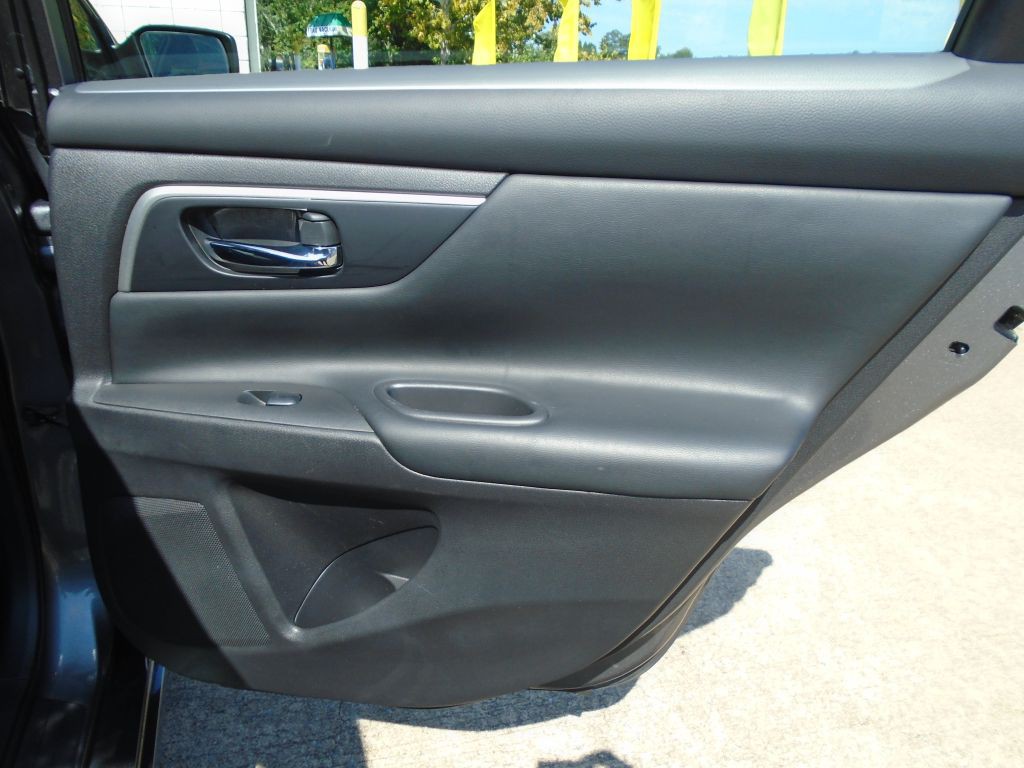 2016 Nissan Altima Image 9