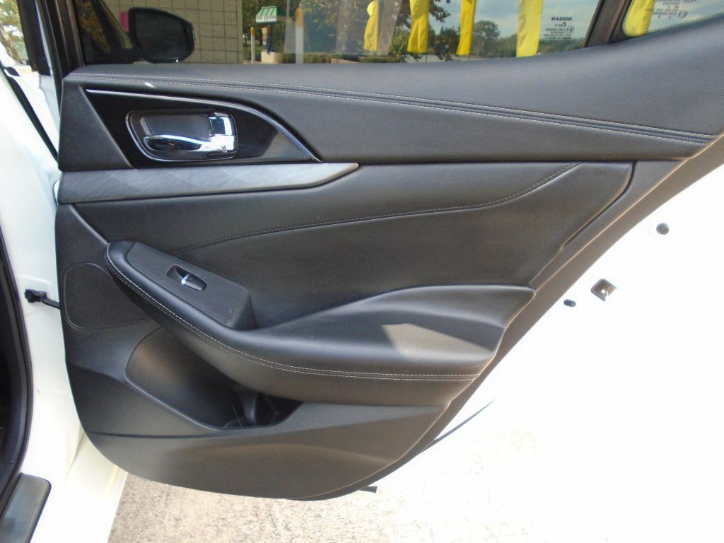 2016 Nissan Maxima Image 9
