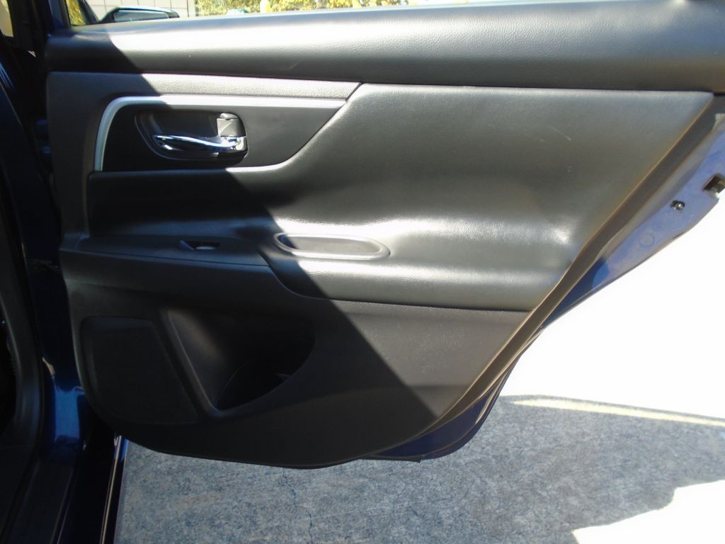 2016 Nissan Altima Image 9