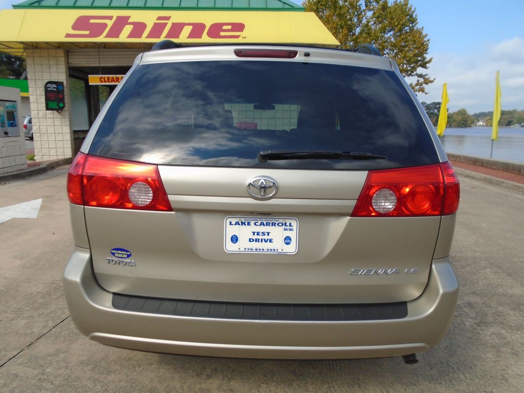 2010 Toyota Sienna Image 2