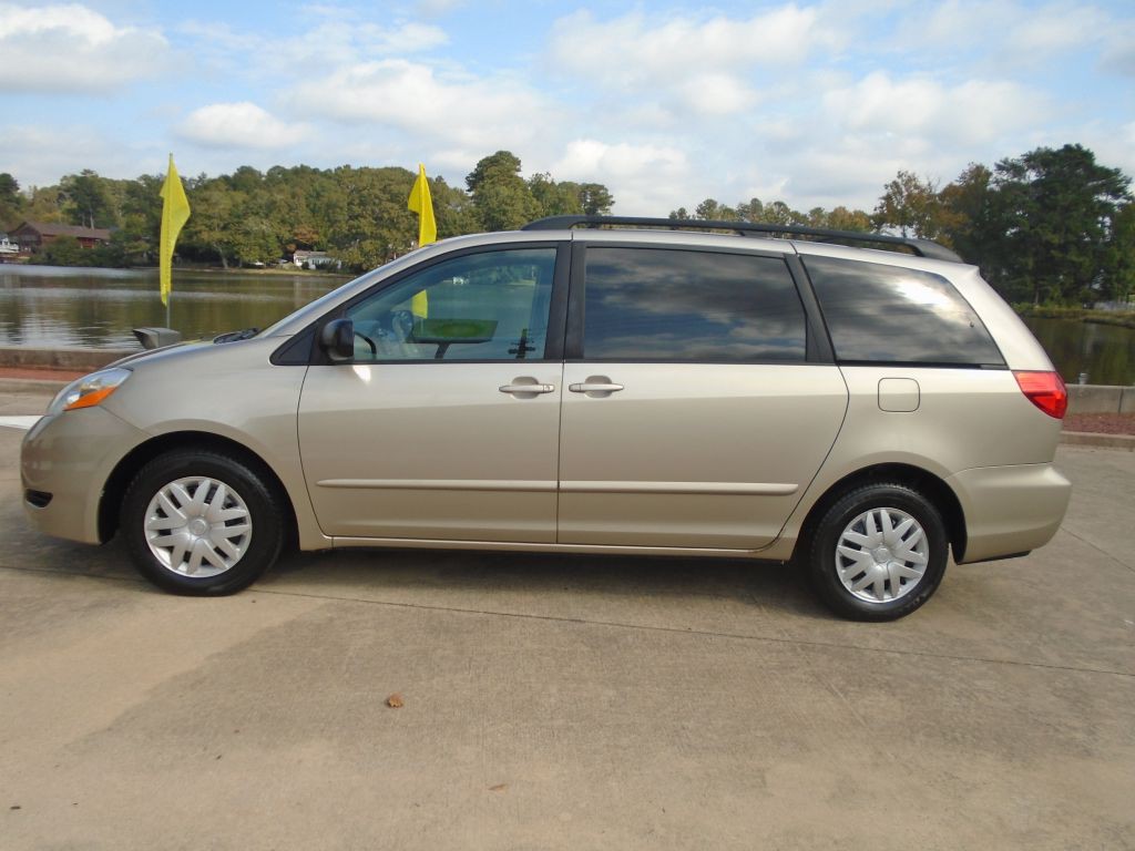 2010 Toyota Sienna Image 3