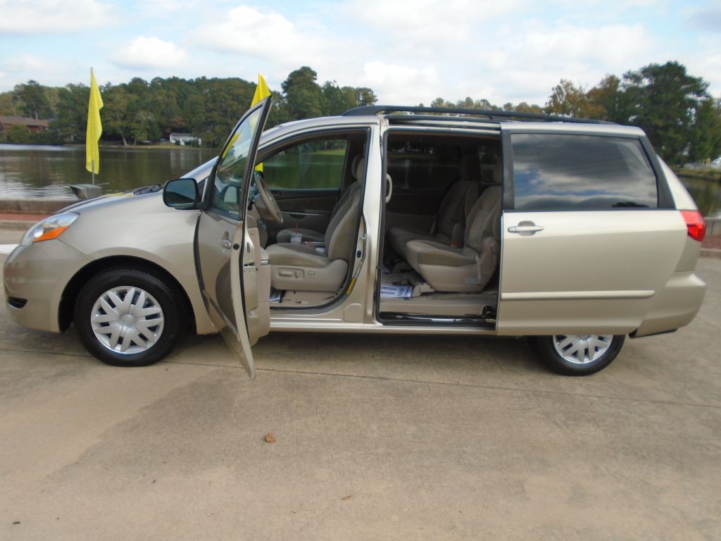 2010 Toyota Sienna Image 6