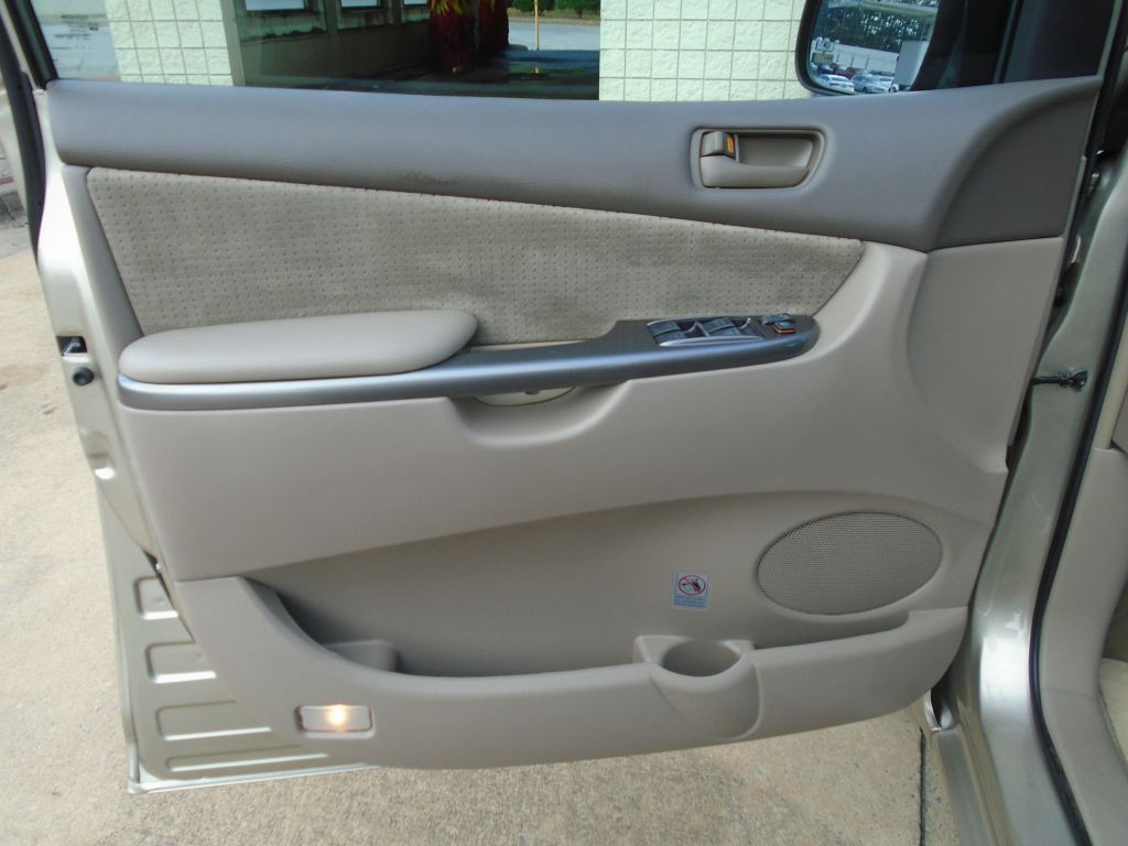 2010 Toyota Sienna Image 7