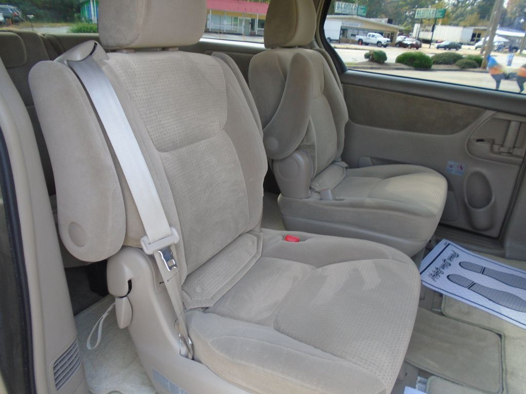 2010 Toyota Sienna Image 12