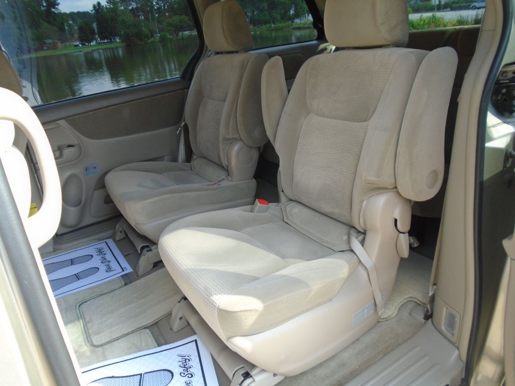 2010 Toyota Sienna Image 13