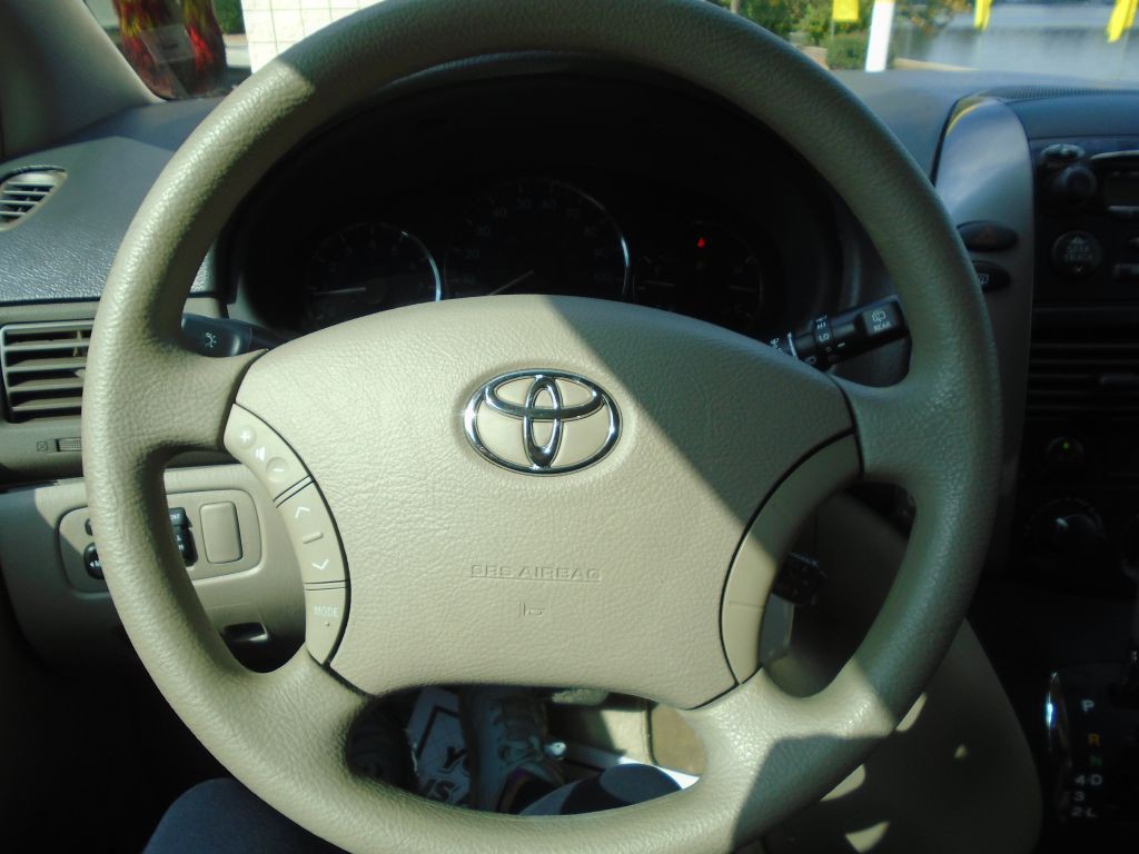 2010 Toyota Sienna Image 17