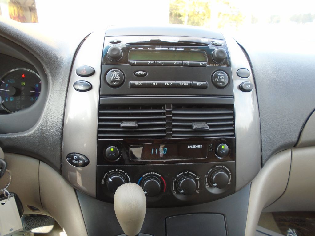 2010 Toyota Sienna Image 18