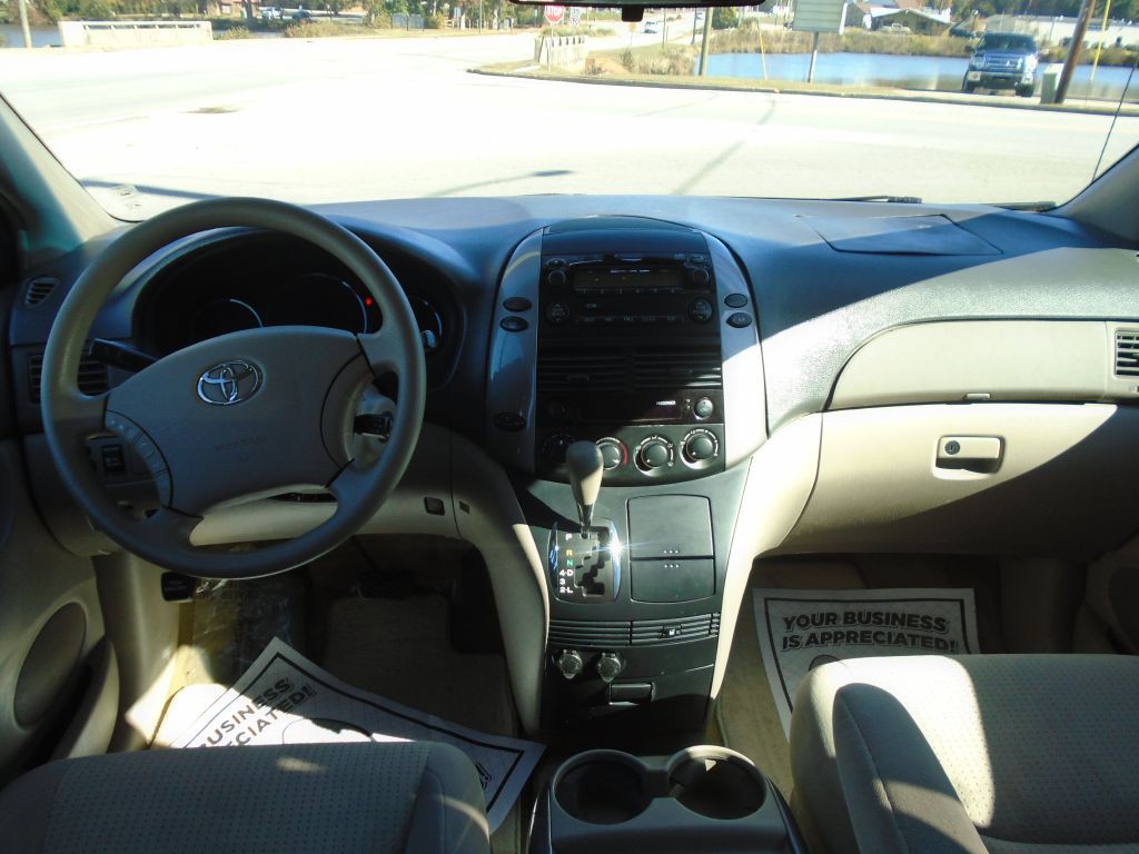 2010 Toyota Sienna Image 25