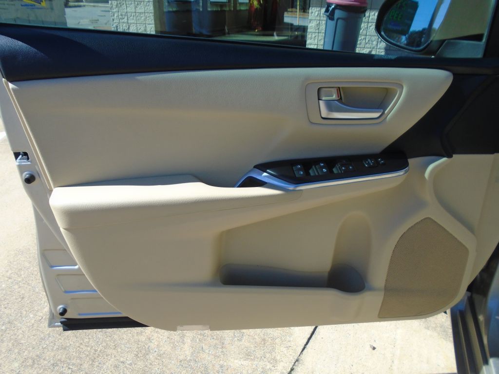 2016 Toyota Camry Image 7