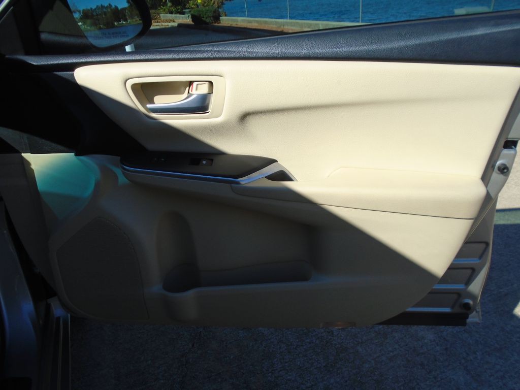 2016 Toyota Camry Image 8