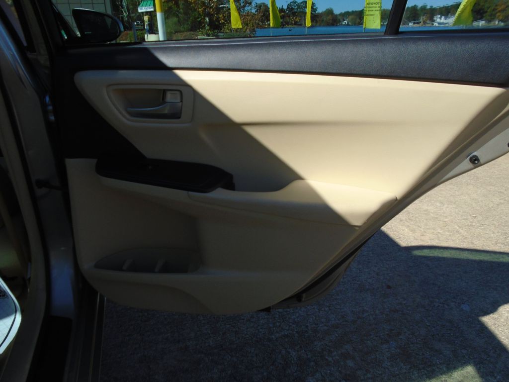 2016 Toyota Camry Image 9