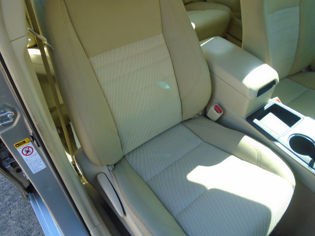 2016 Toyota Camry Image 12