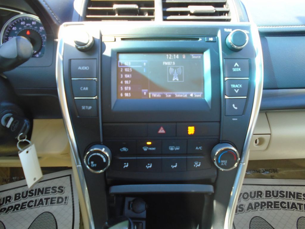 2016 Toyota Camry Image 19