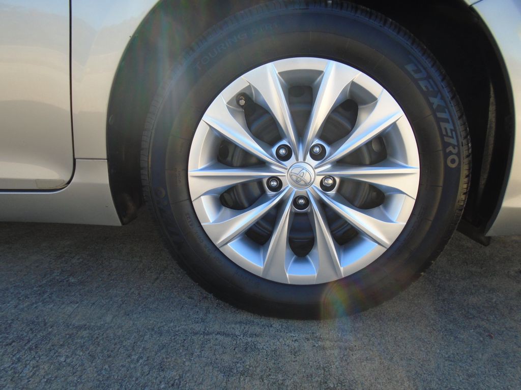 2016 Toyota Camry Image 23