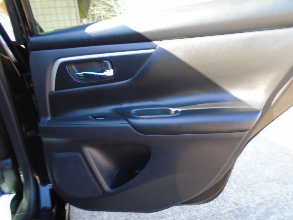 2017 Nissan Altima Image 9
