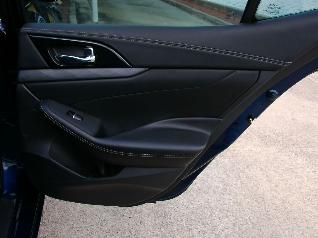 2017 Nissan Maxima Image 9