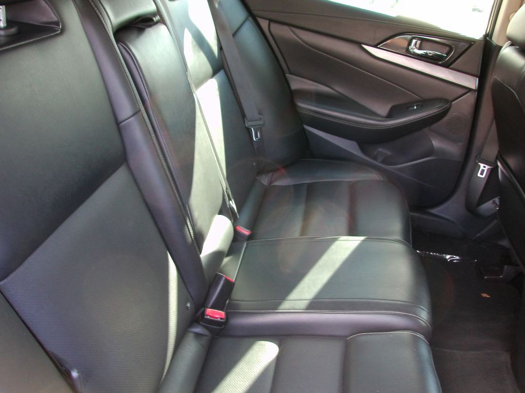 2017 Nissan Maxima Image 13
