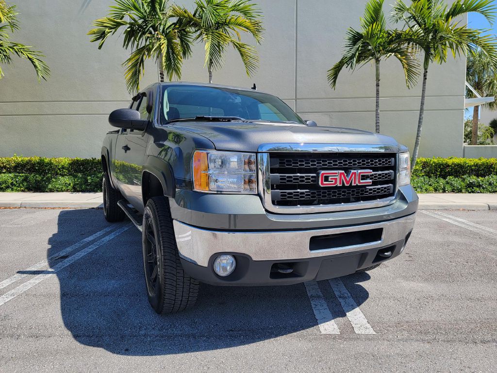 2011 GMC Sierra Image 2