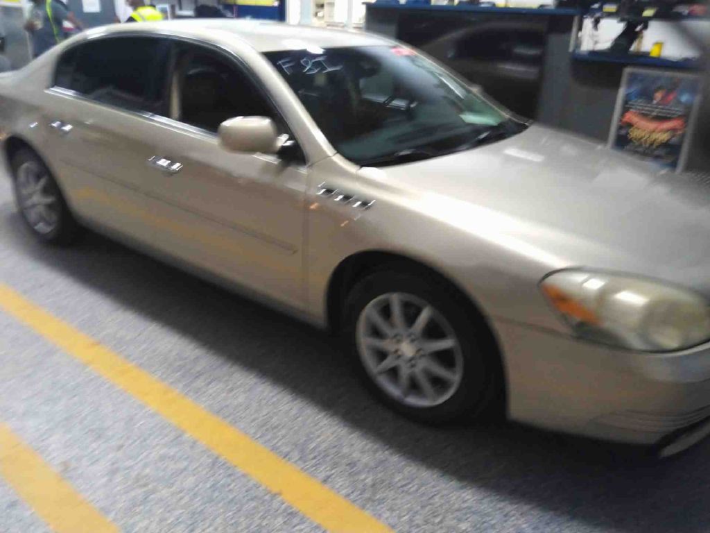 2008 Buick Lucerne Image 2