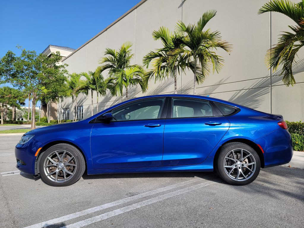 2015 Chrysler 200 Image 2