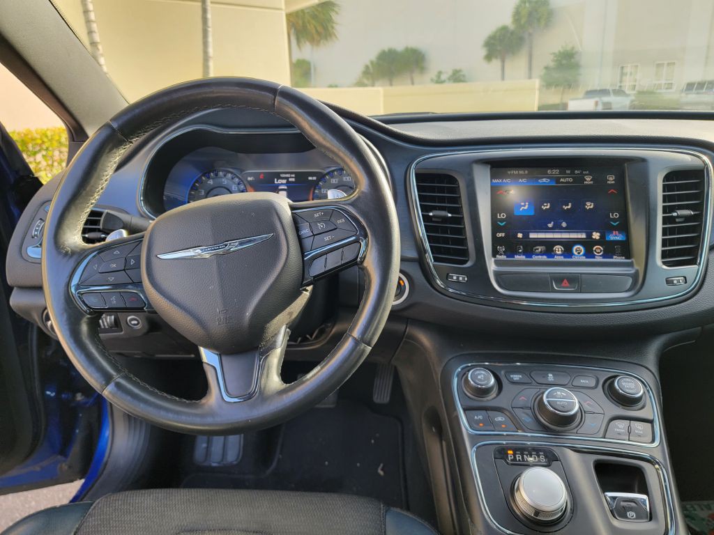 2015 Chrysler 200 Image 6