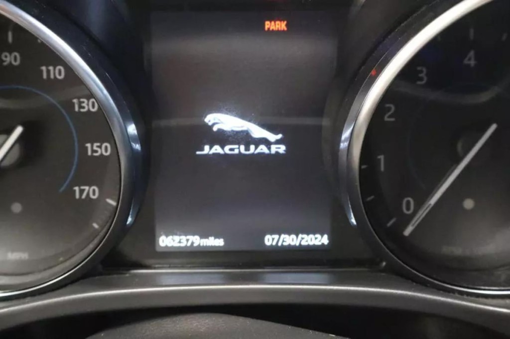 2020 Jaguar F-PACE Image 14