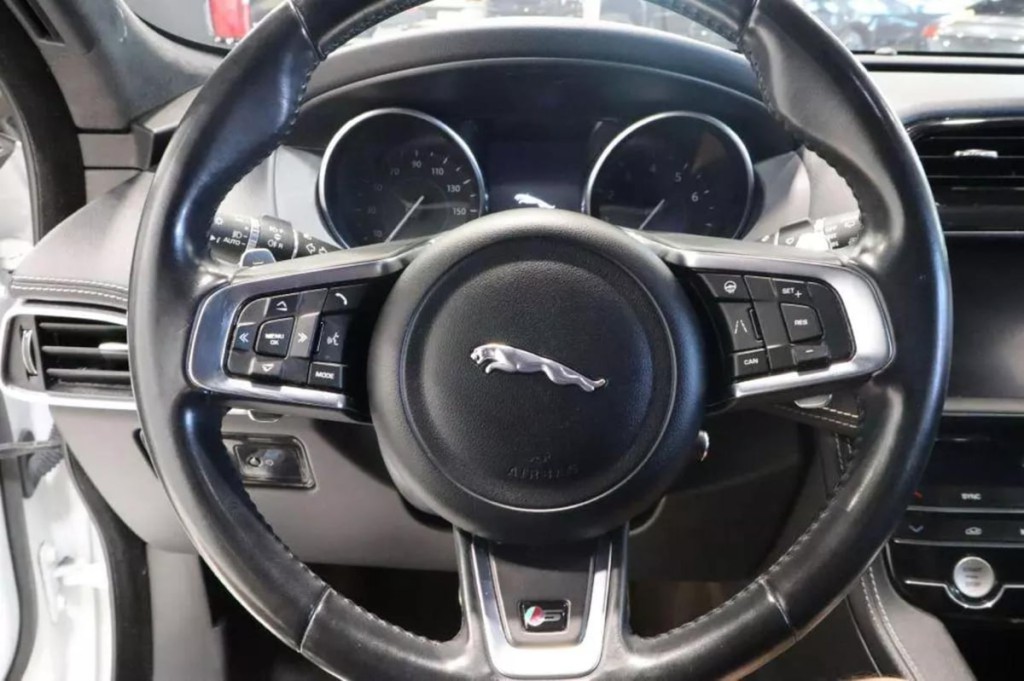 2020 Jaguar F-PACE Image 15