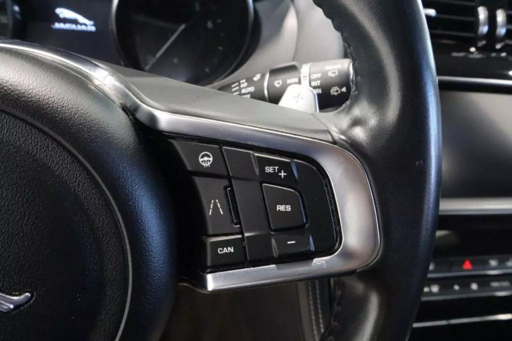 2020 Jaguar F-PACE Image 17