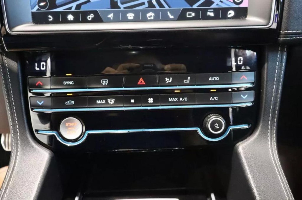 2020 Jaguar F-PACE Image 21