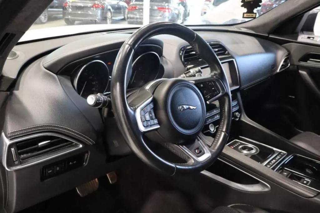 2020 Jaguar F-PACE Image 28
