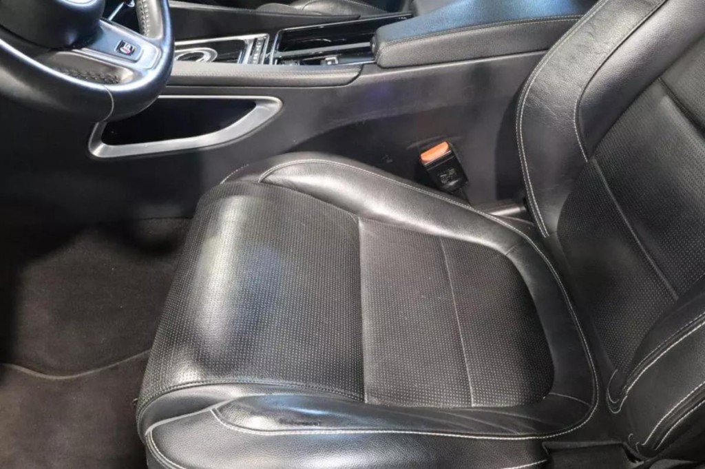 2020 Jaguar F-PACE Image 30
