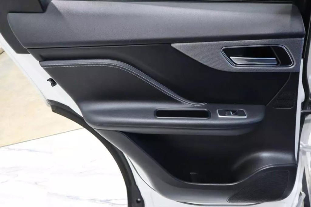 2020 Jaguar F-PACE Image 32