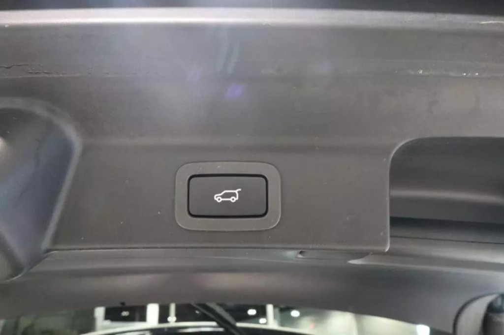 2020 Jaguar F-PACE Image 38